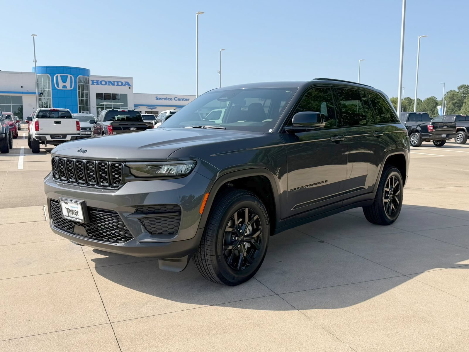 Used 2025 Jeep Grand Cherokee Altitude AWD/4WD image 3