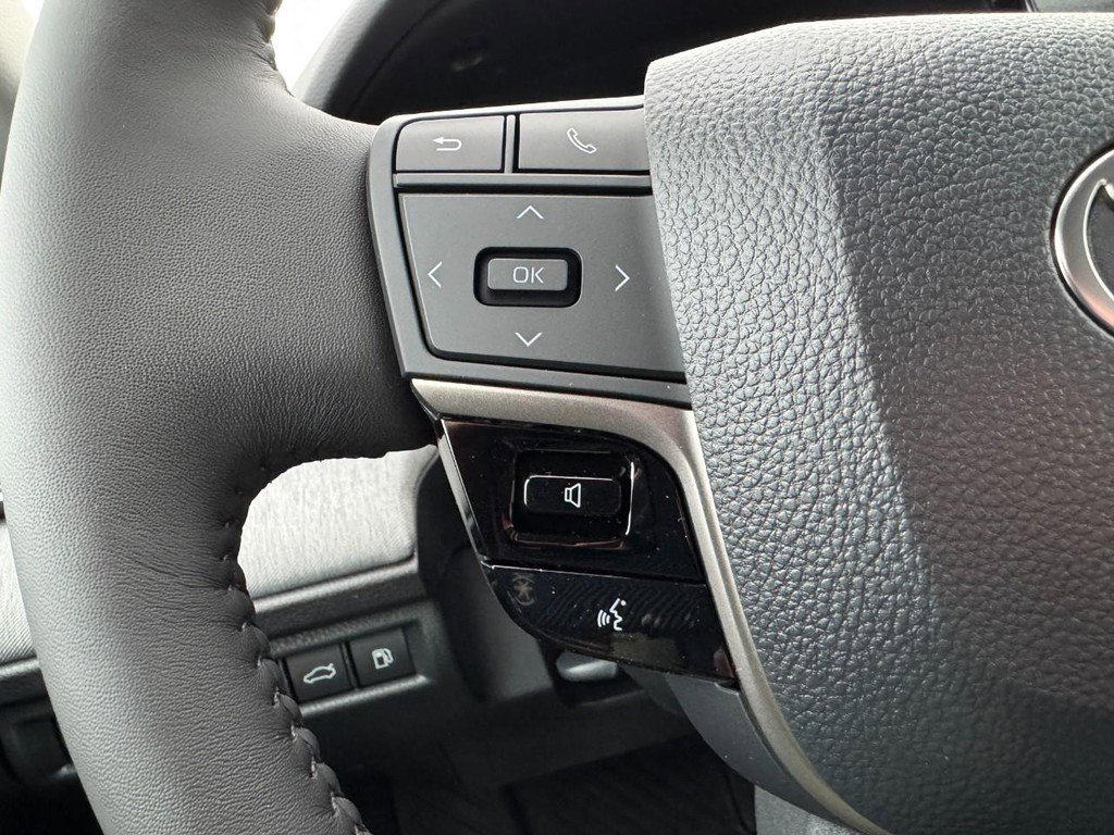 New 2026 Toyota Camry Hybrid FWD image 13