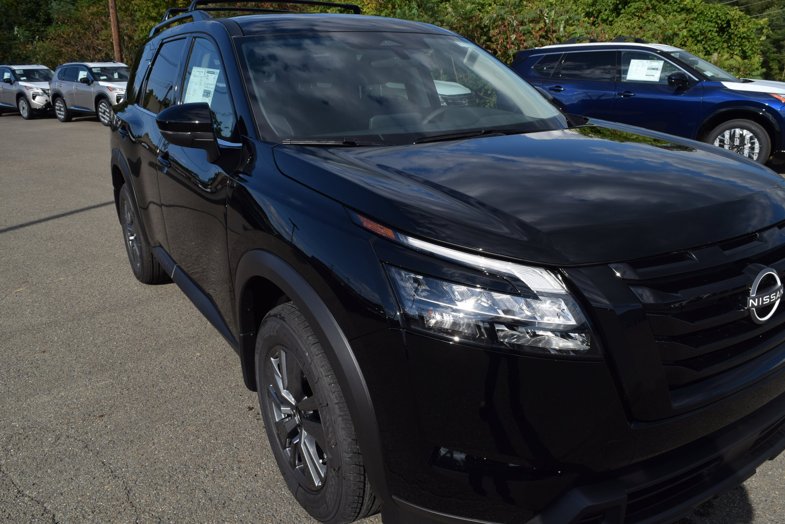 New 2025 Nissan Pathfinder SV w/ Black Appearance Package image 4