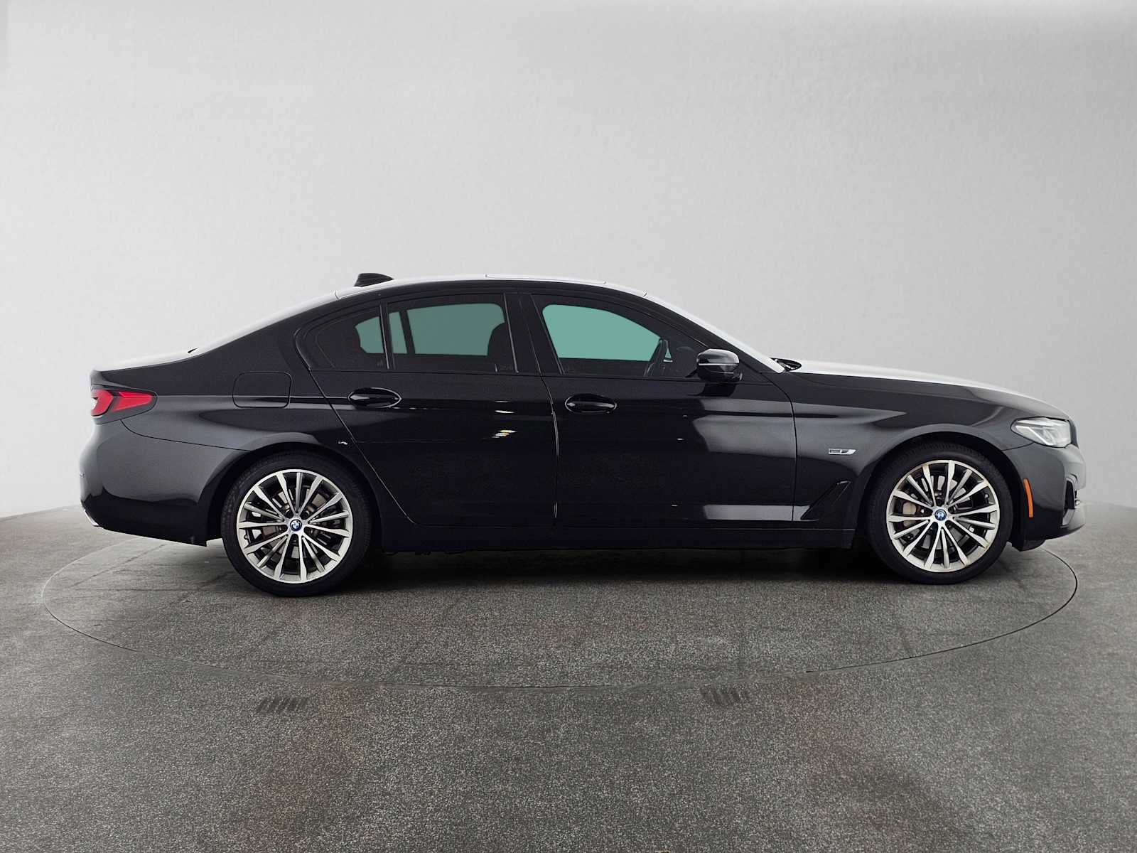 Used 2023 BMW 530e w/ Premium Package RWD image 6