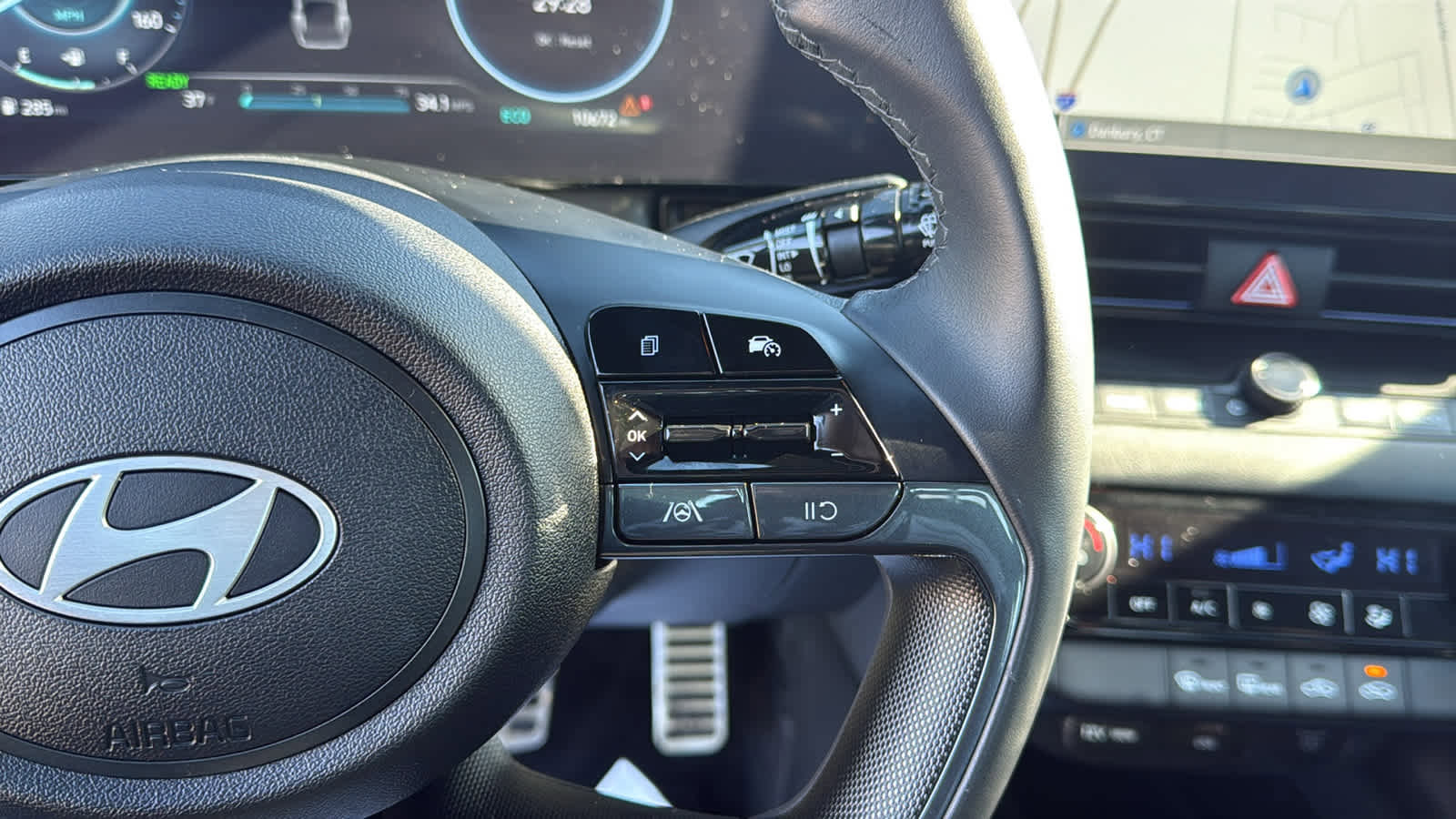 Used 2025 Hyundai Elantra SEL image 15