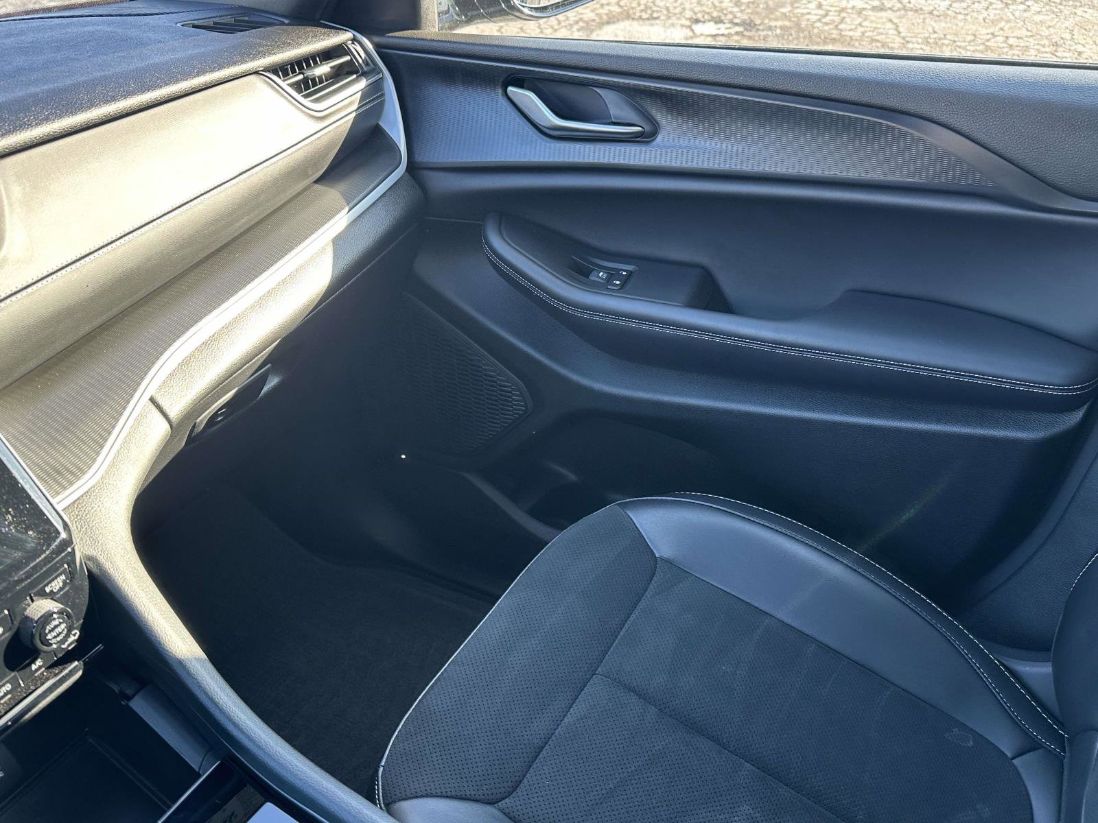 Used 2024 Jeep Grand Cherokee Altitude image 30