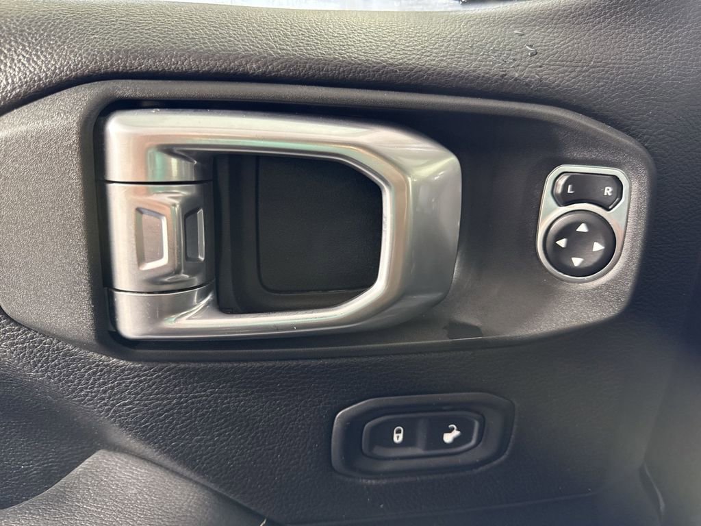 Used 2020 Jeep Wrangler Unlimited Sahara AWD/4WD image 15