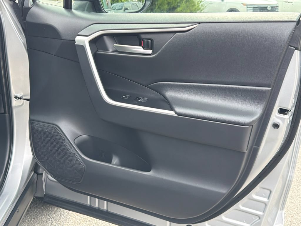 Used 2025 Toyota RAV4 XLE AWD/4WD image 12