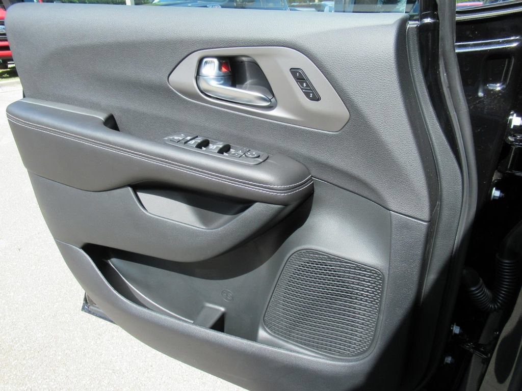 New 2027 Chrysler Pacifica Limited FWD image 21