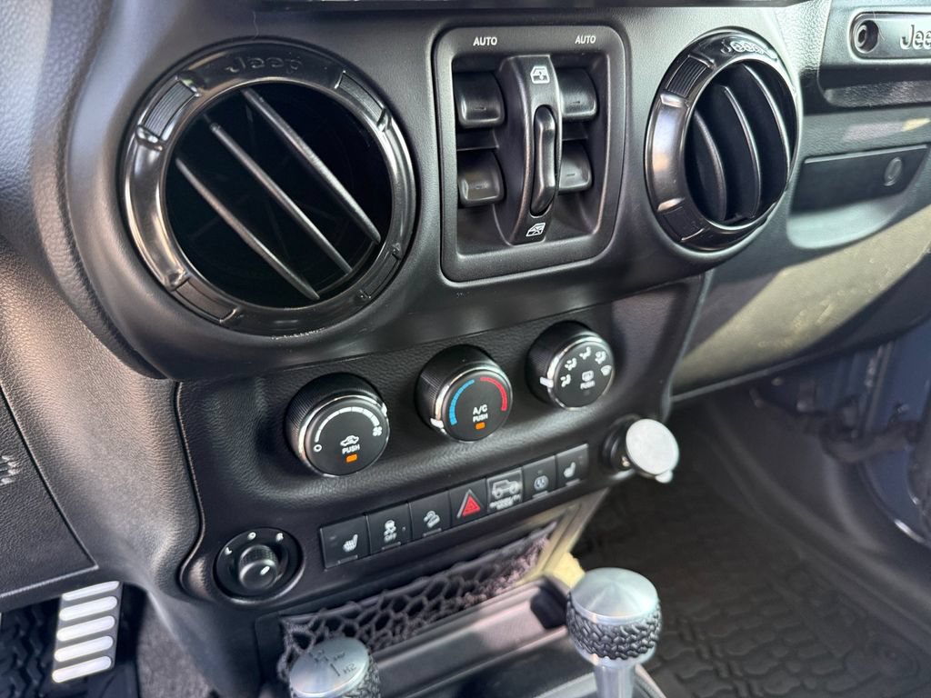 Used 2017 Jeep Wrangler Unlimited Sahara AWD/4WD image 18