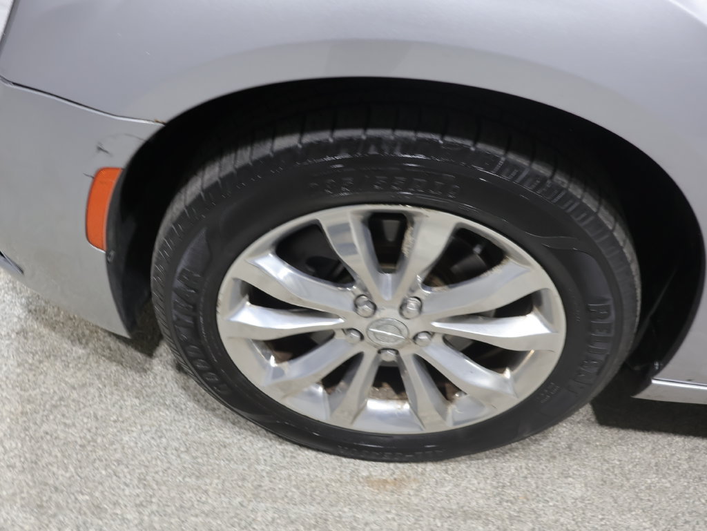 Used 2018 Chrysler 300 Limited AWD/4WD image 10