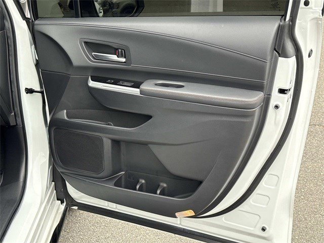 Used 2025 Toyota Sienna Limited image 8