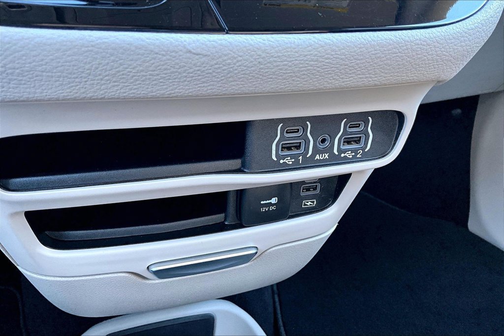 Used 2022 Chrysler Pacifica Touring-L FWD image 22