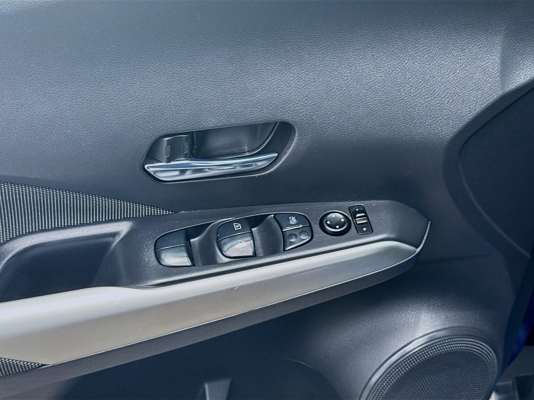 Used 2019 Nissan Kicks SR FWD image 16