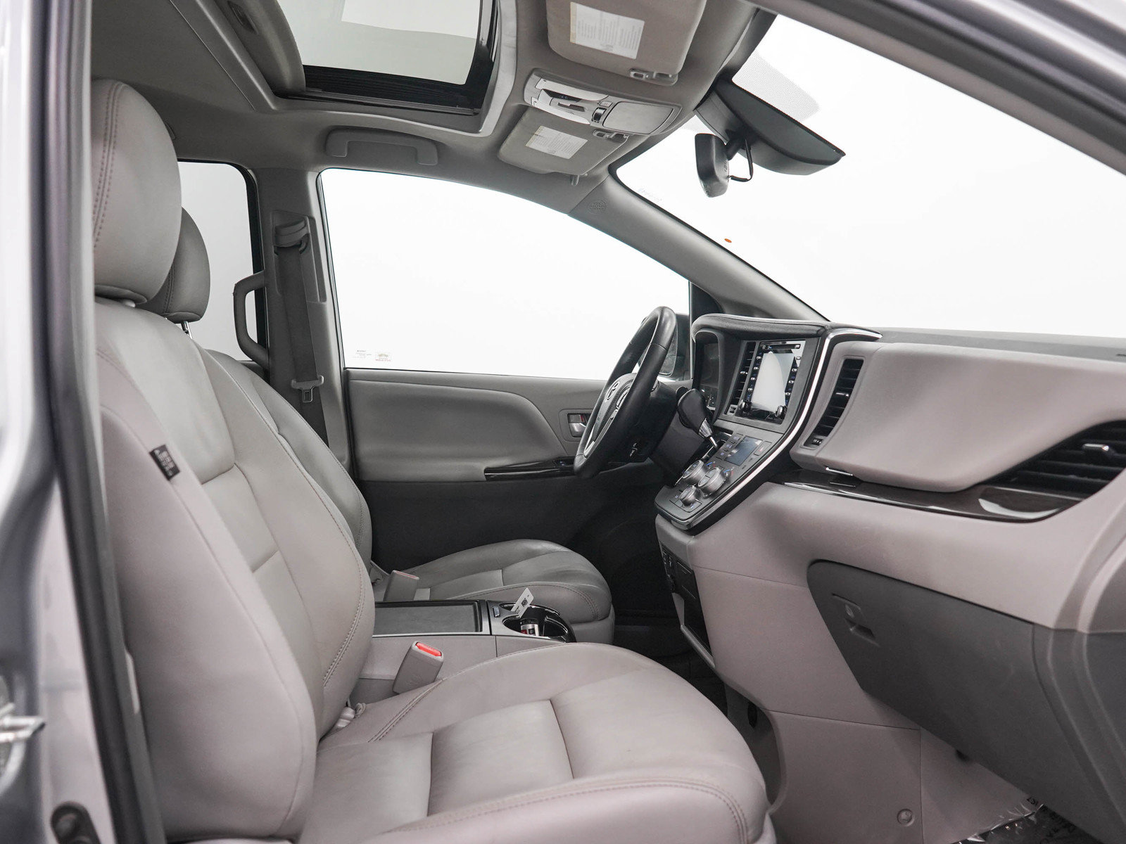 Used 2018 Toyota Sienna XLE FWD image 13