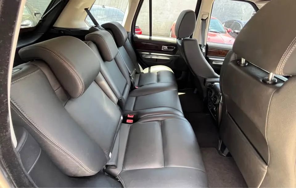 Used 2011 Land Rover Range Rover Sport HSE AWD/4WD image 16