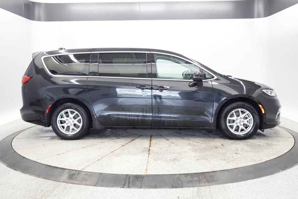 Certified 2023 Chrysler Pacifica Touring-L FWD image 8