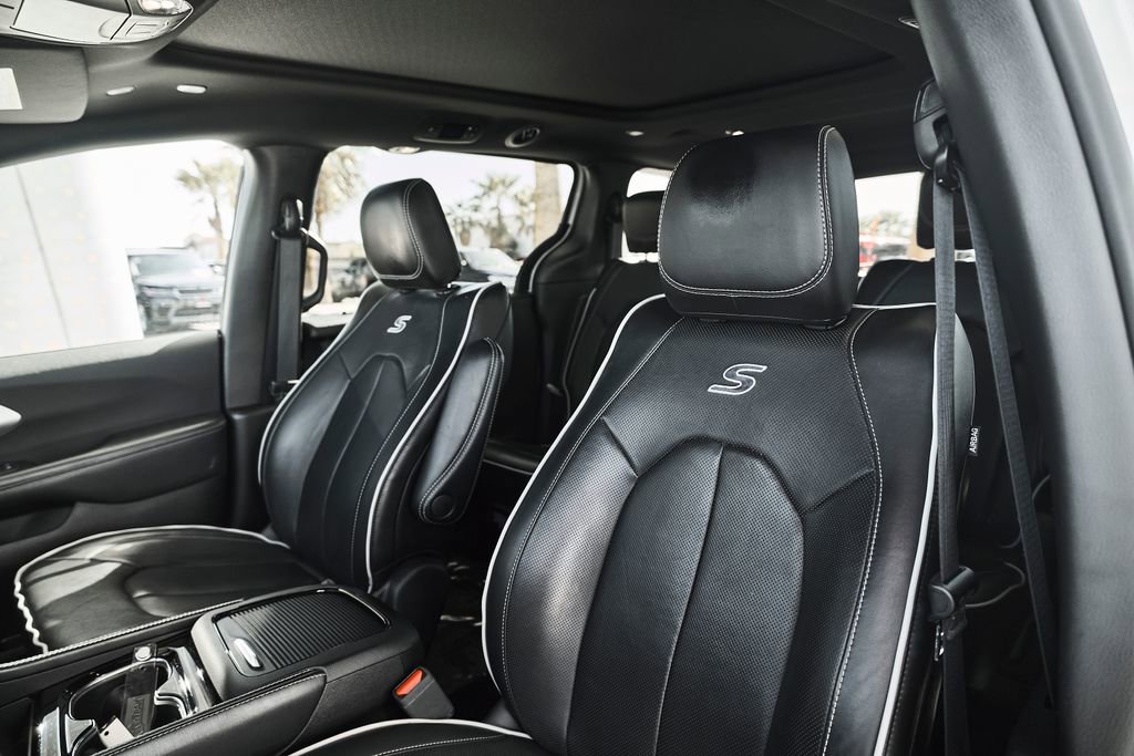 Used 2025 Chrysler Pacifica Limited image 20