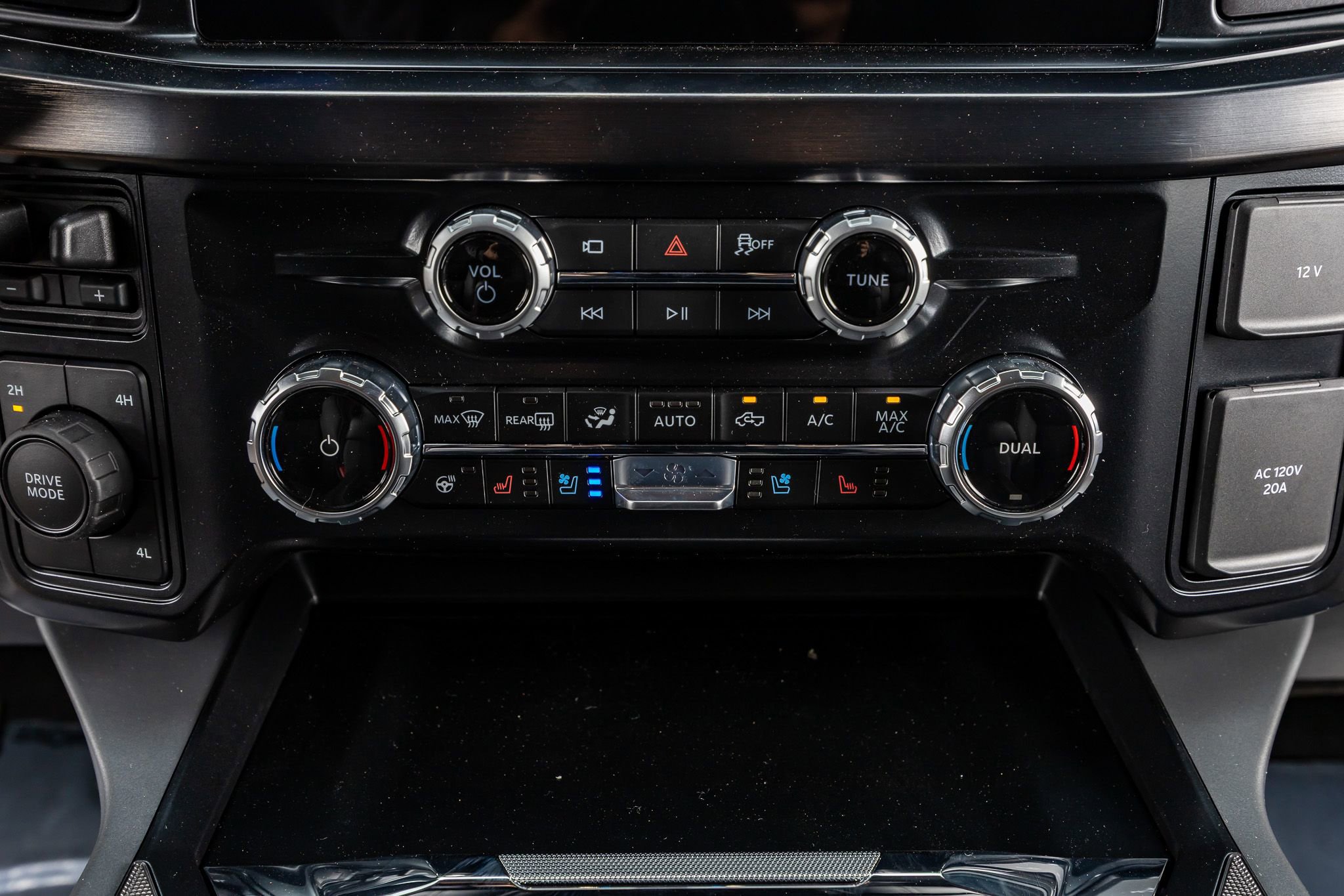 Used 2026 Ford F250 Lariat w/ Black Appearance Package image 27