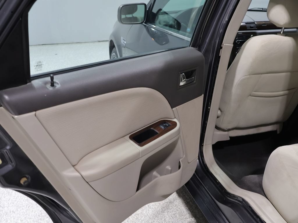 Used 2008 Ford Taurus SEL FWD image 19