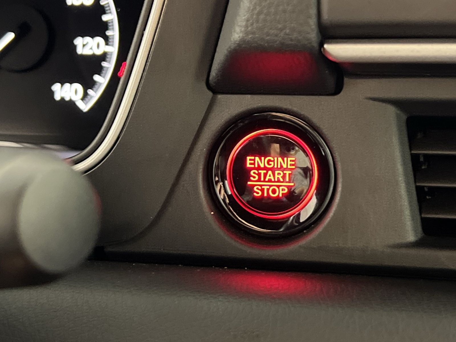 Used 2025 Honda Pilot Sport image 35