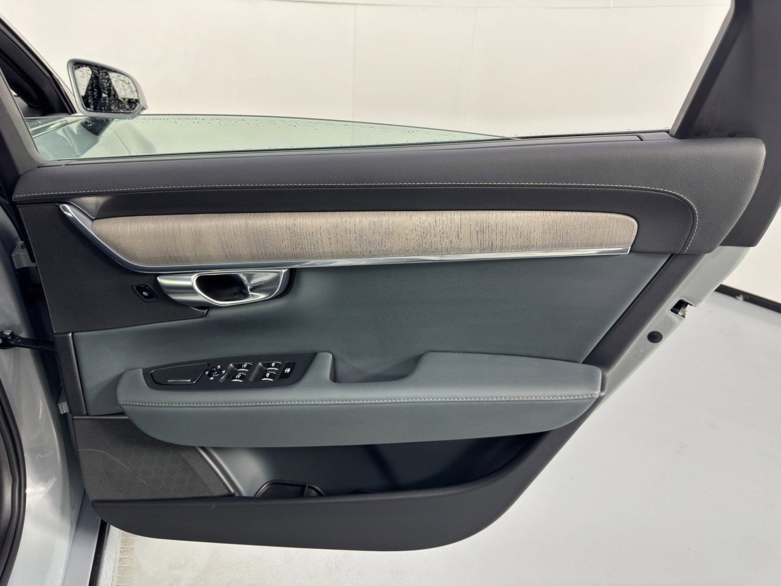 Used 2024 Volvo S90 T8 Ultimate image 45