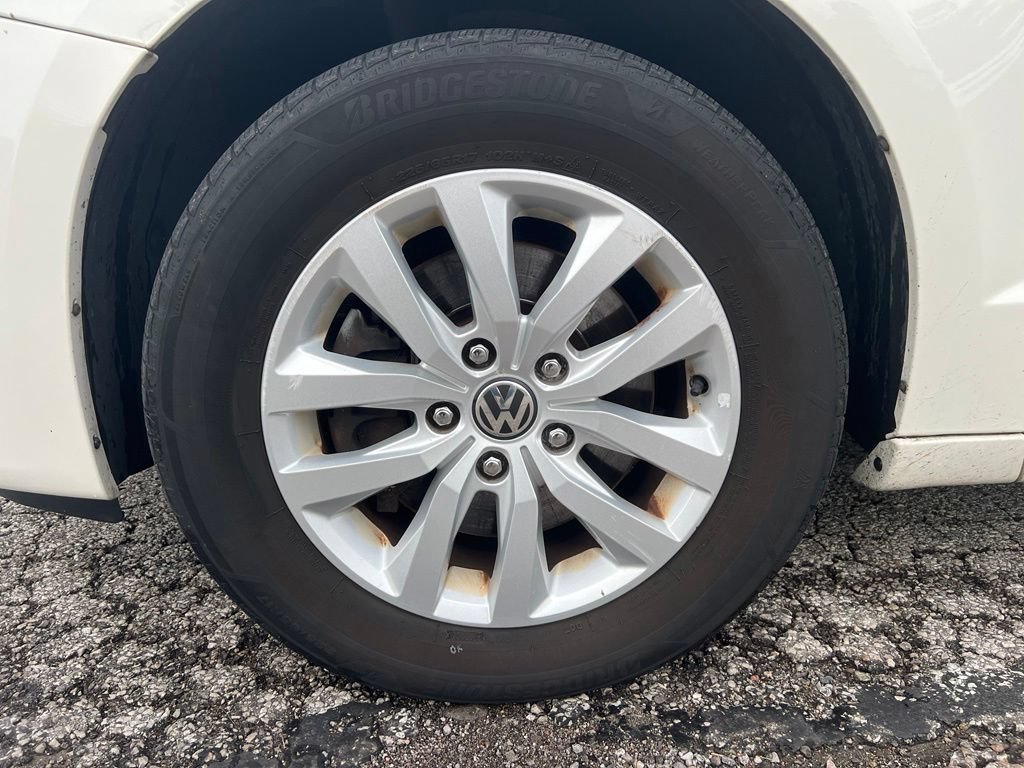 Used 2012 Volkswagen Routan SE FWD image 11