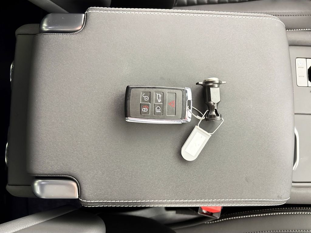 Used 2025 Land Rover Discovery Dynamic SE image 17