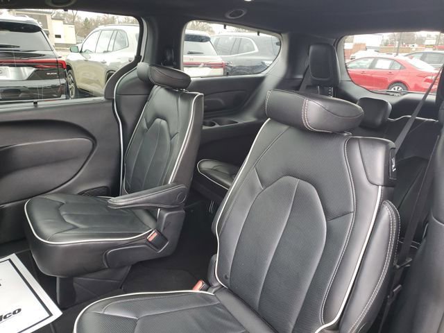 Used 2025 Chrysler Pacifica Limited image 33