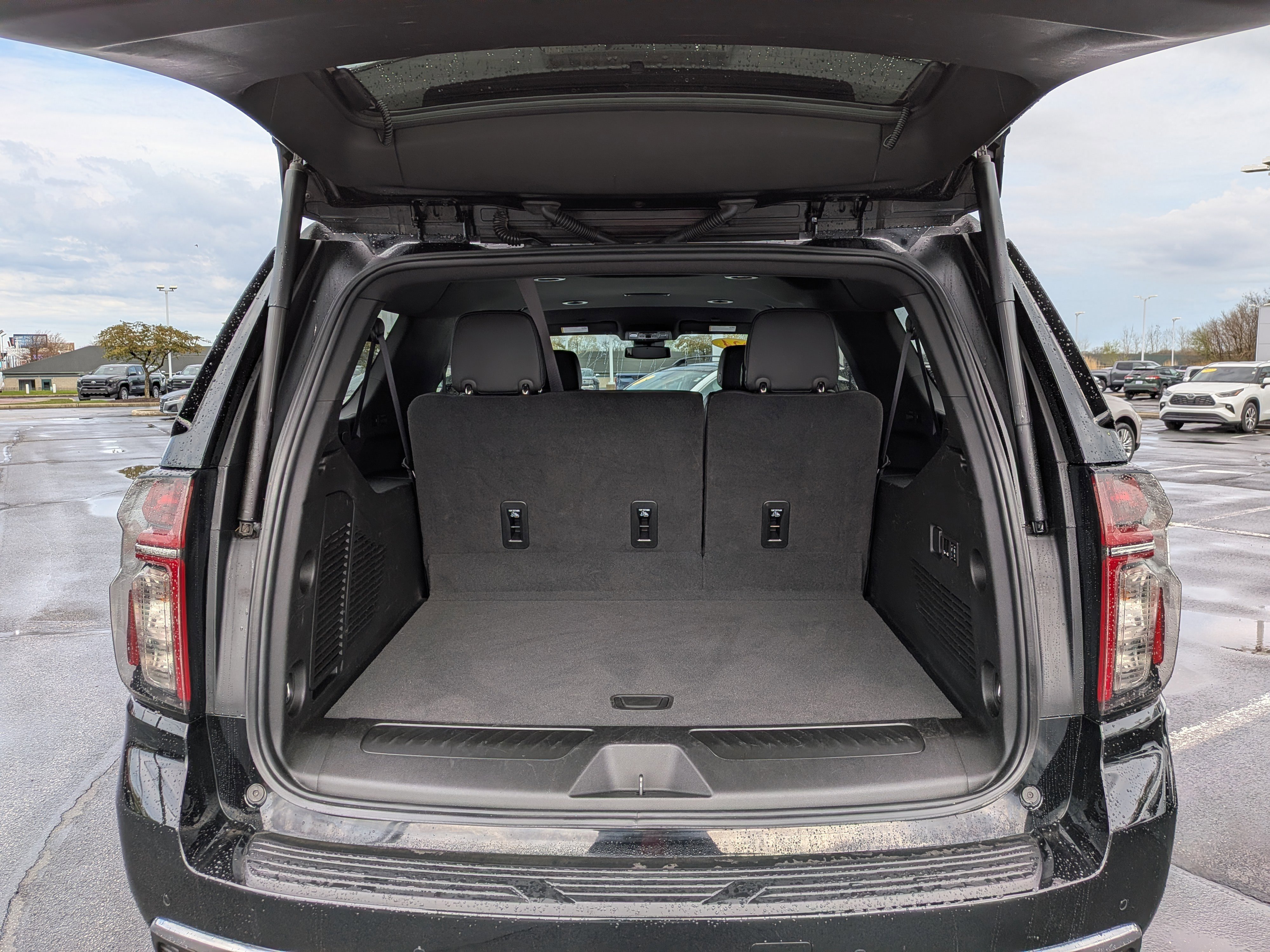 Used 2024 Chevrolet Suburban LT w/ Luxury Package image 21