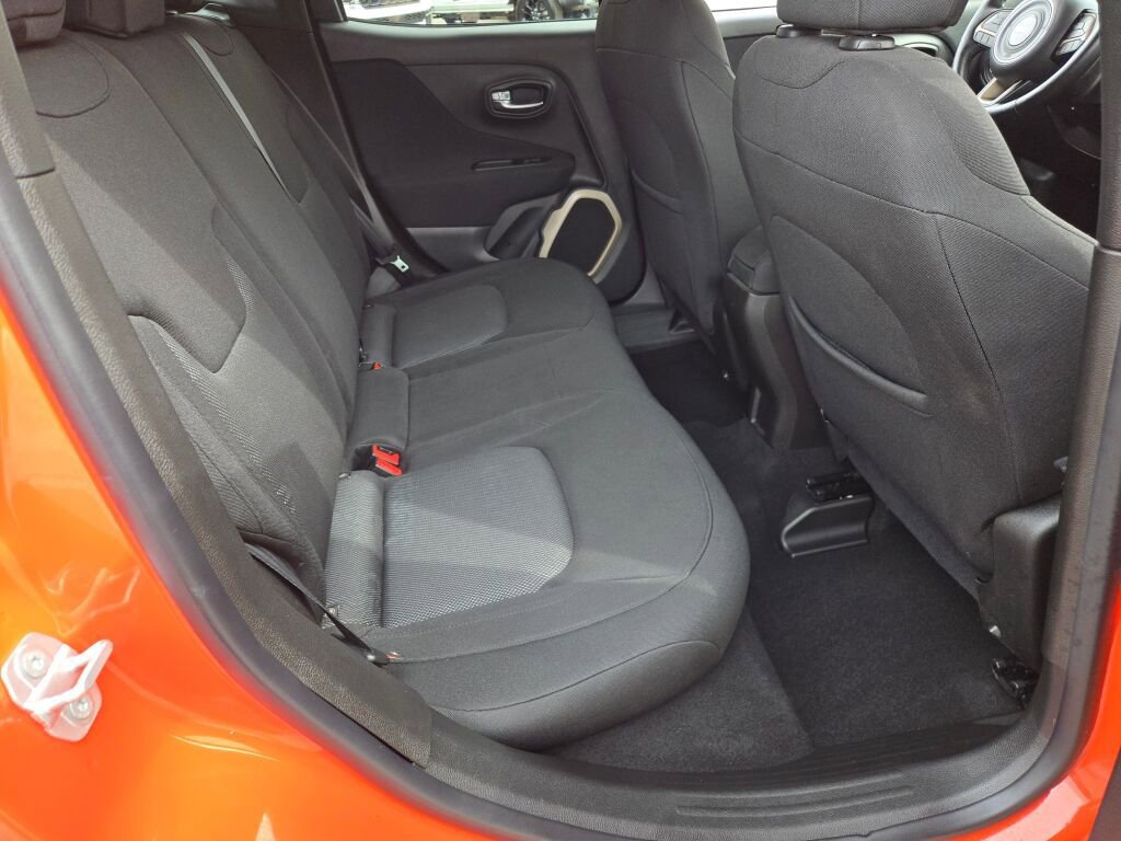 Used 2017 Jeep Renegade Latitude w/ Cold Weather Group image 9