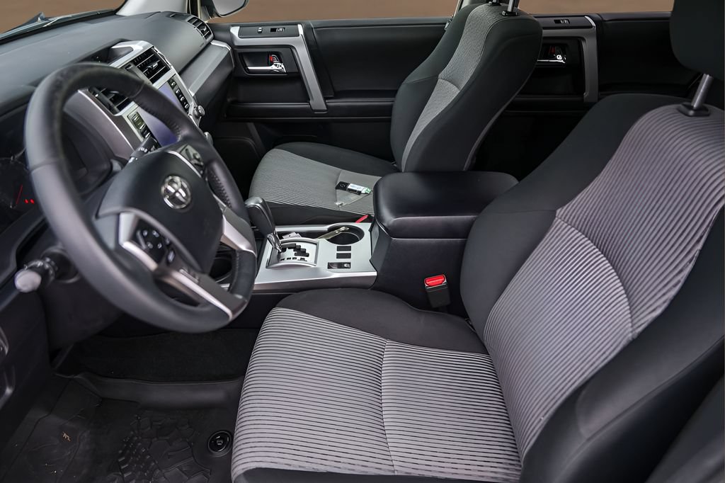 Used 2022 Toyota 4Runner SR5 AWD/4WD image 9