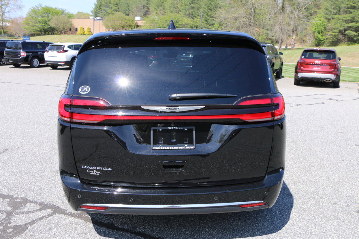 Used 2026 Chrysler Pacifica Select image 4