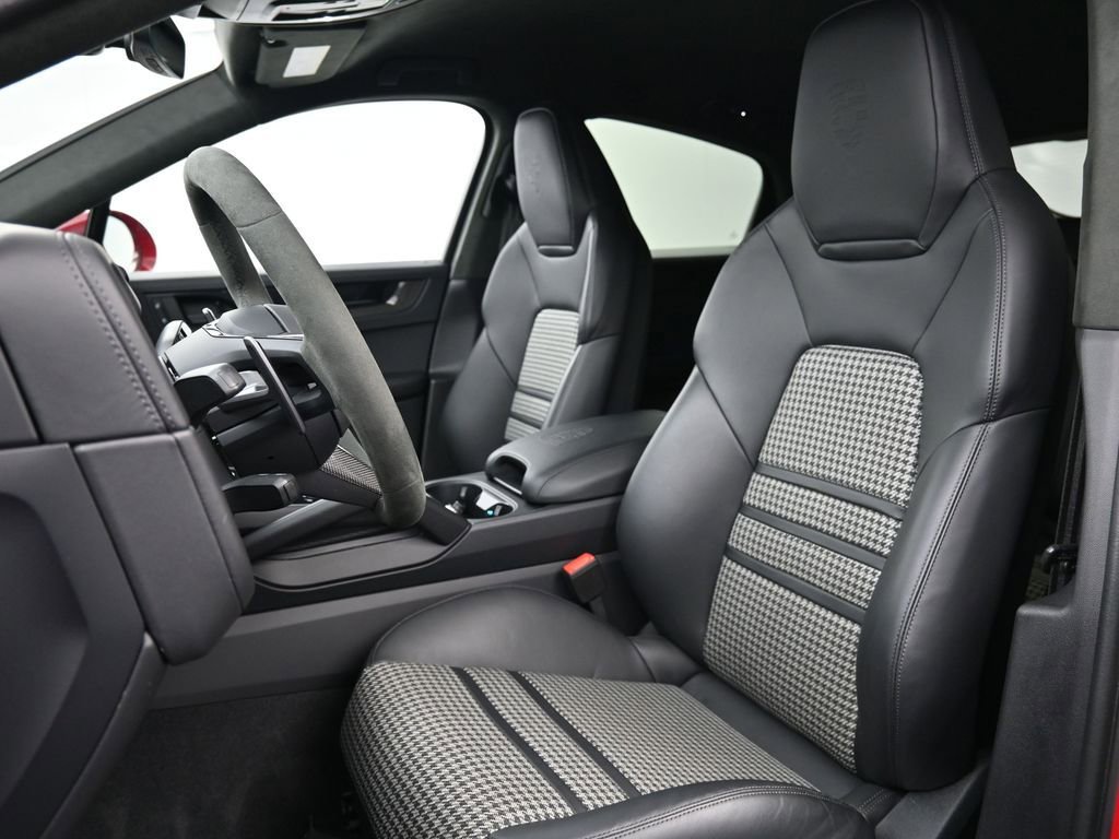 Certified 2025 Porsche Cayenne GTS image 5