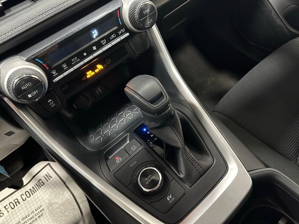 Used 2025 Toyota RAV4 LE image 39