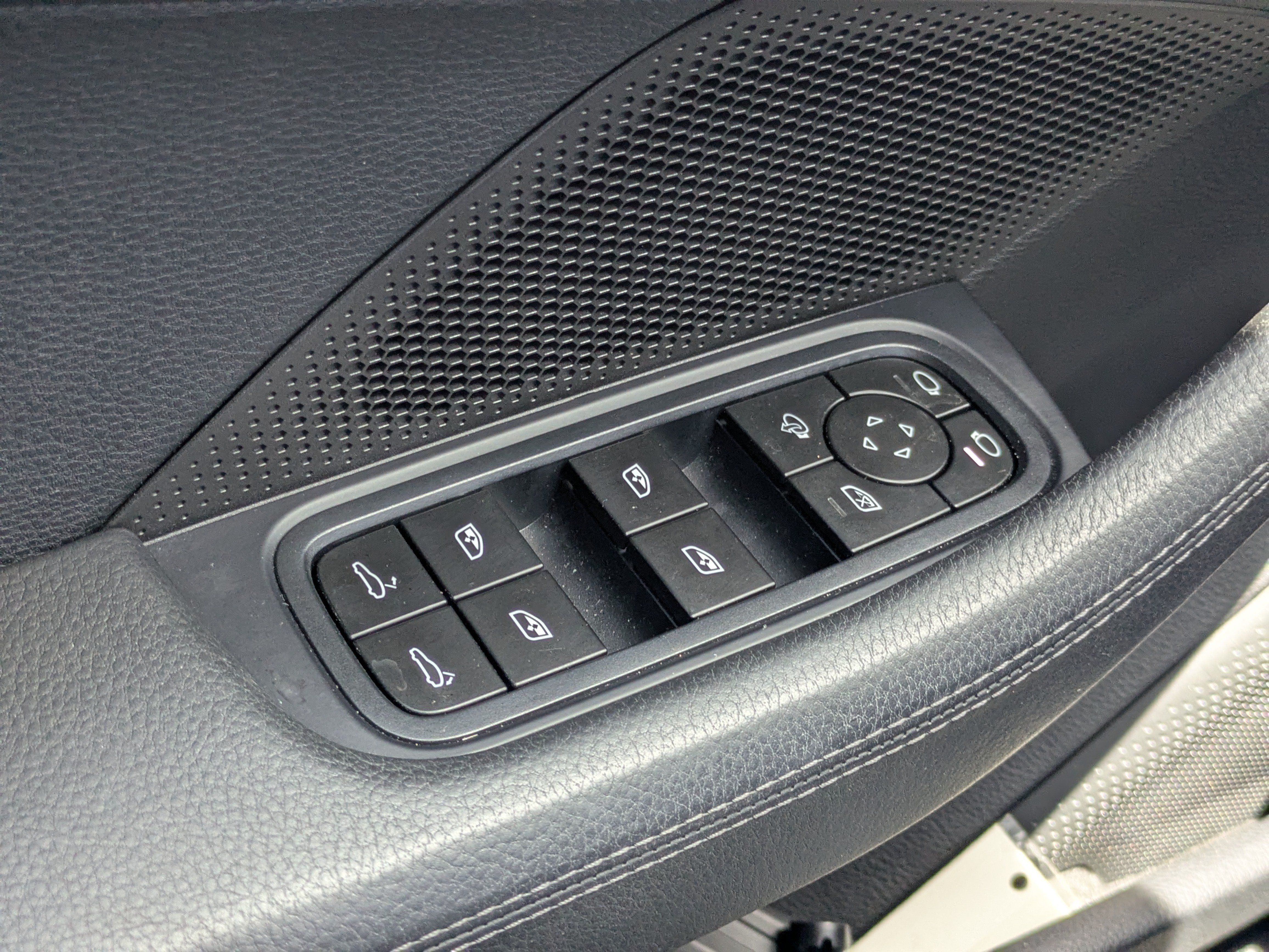 Used 2025 Porsche Panamera RWD image 22