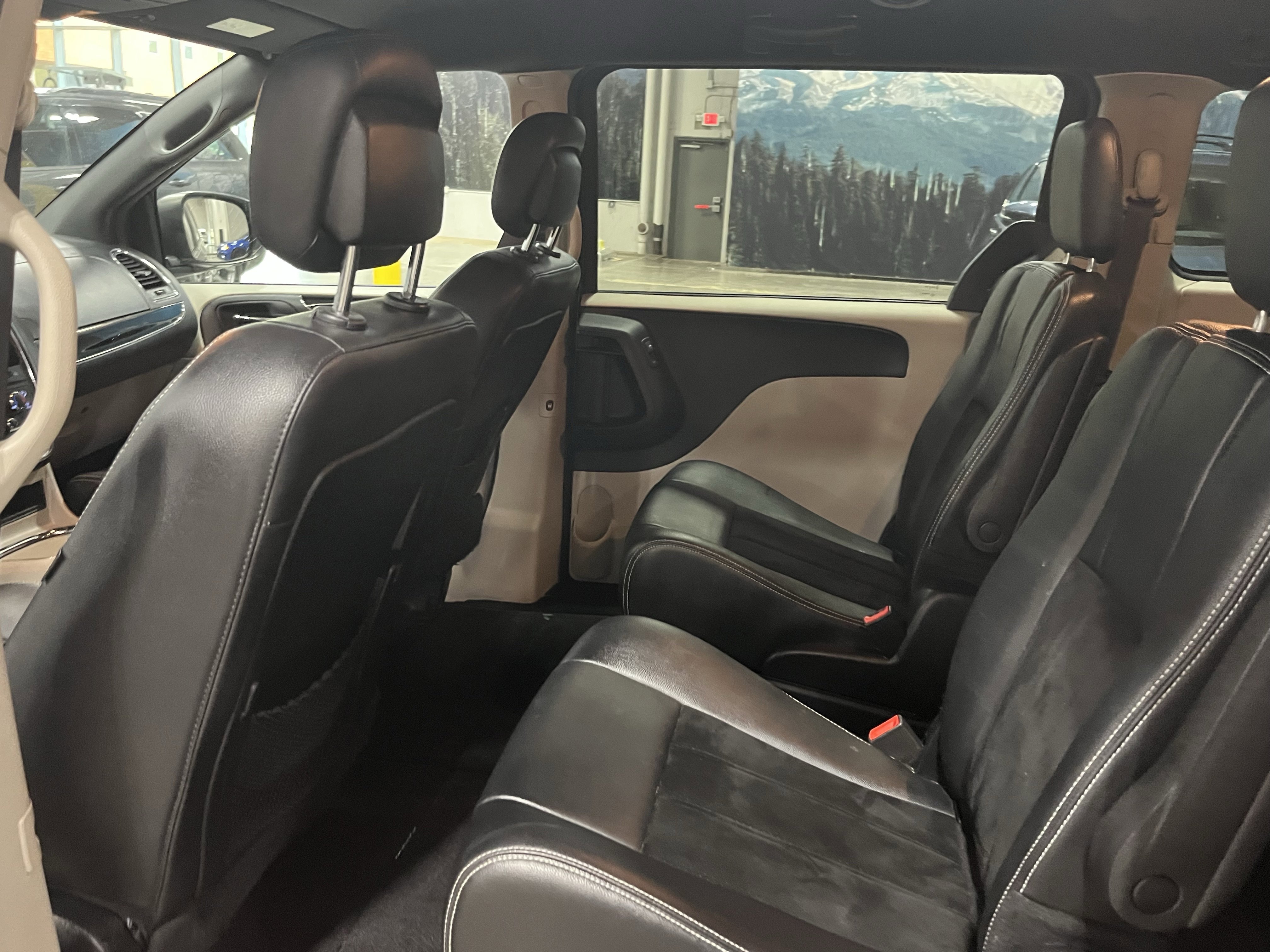 Used 2017 Dodge Grand Caravan SXT FWD image 13