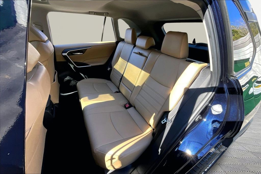 Used 2022 Toyota RAV4 XLE Premium image 18