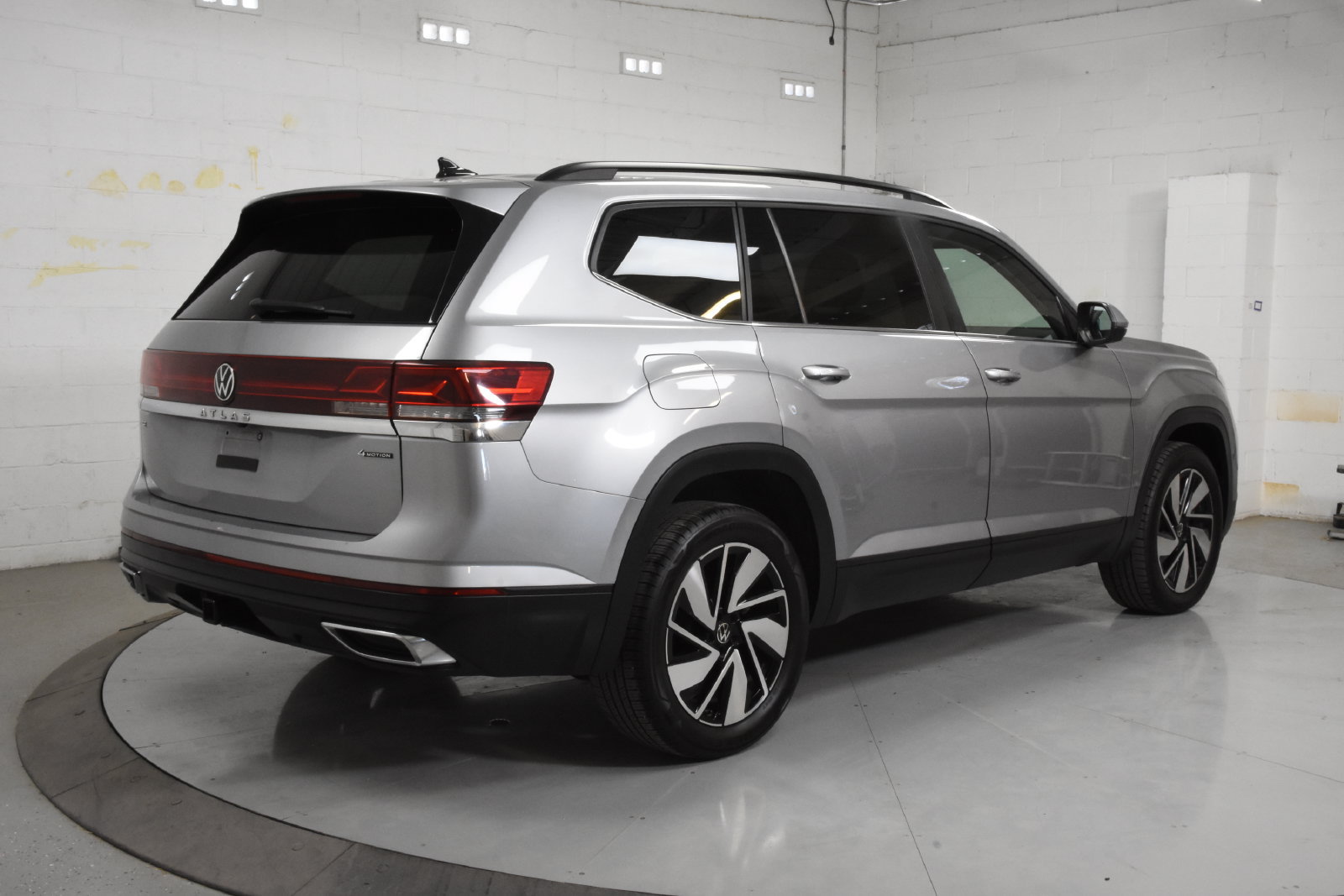 Used 2025 Volkswagen Atlas SE AWD/4WD image 2