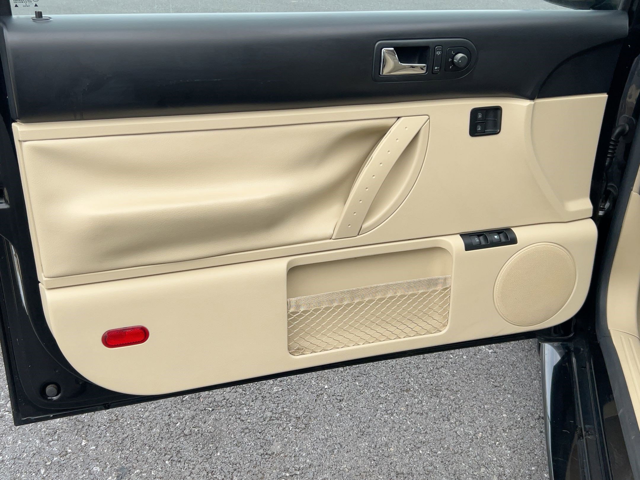 Used 2010 Volkswagen Beetle Coupe image 12