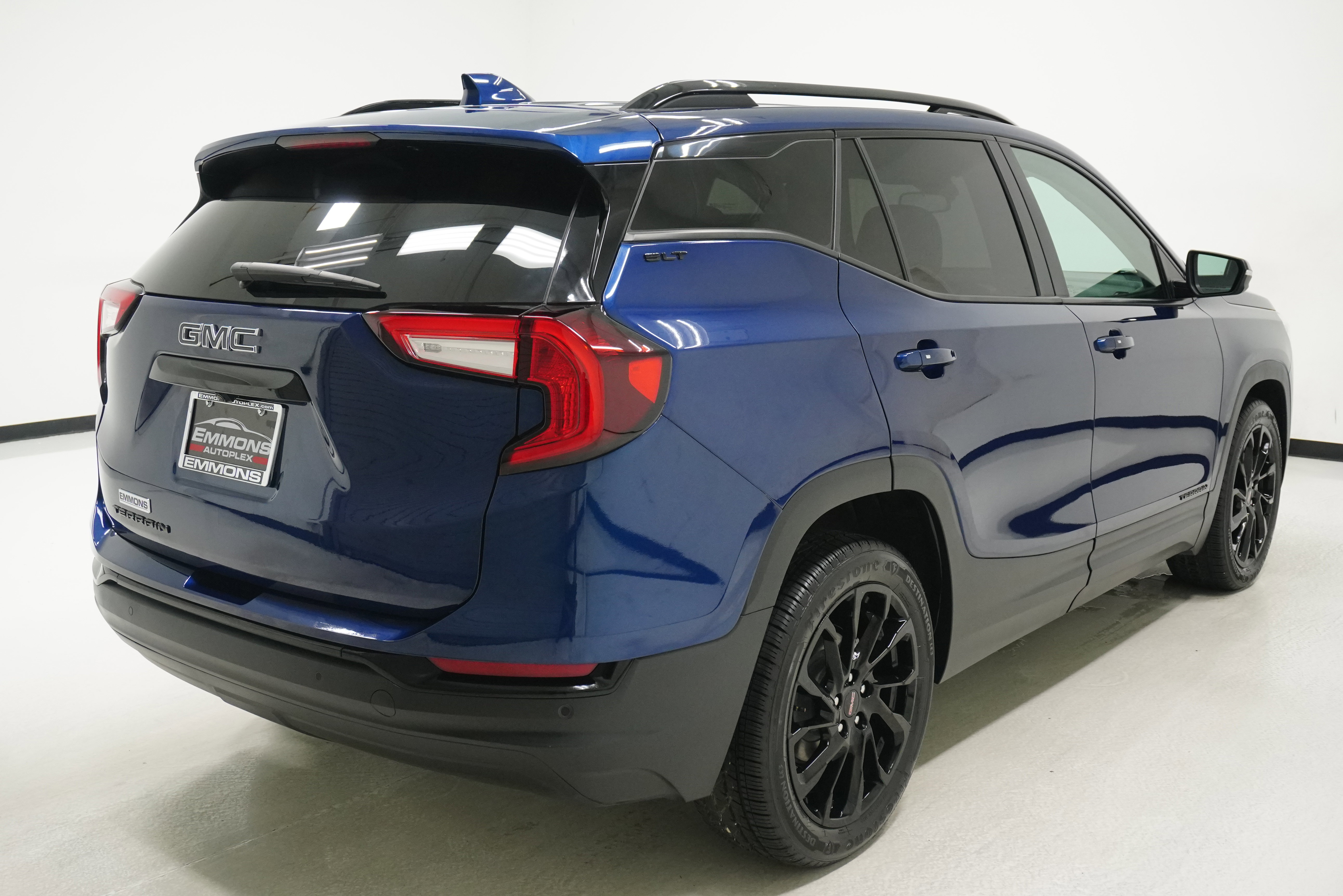 Used 2023 GMC Terrain SLT w/ Tech Package image 4