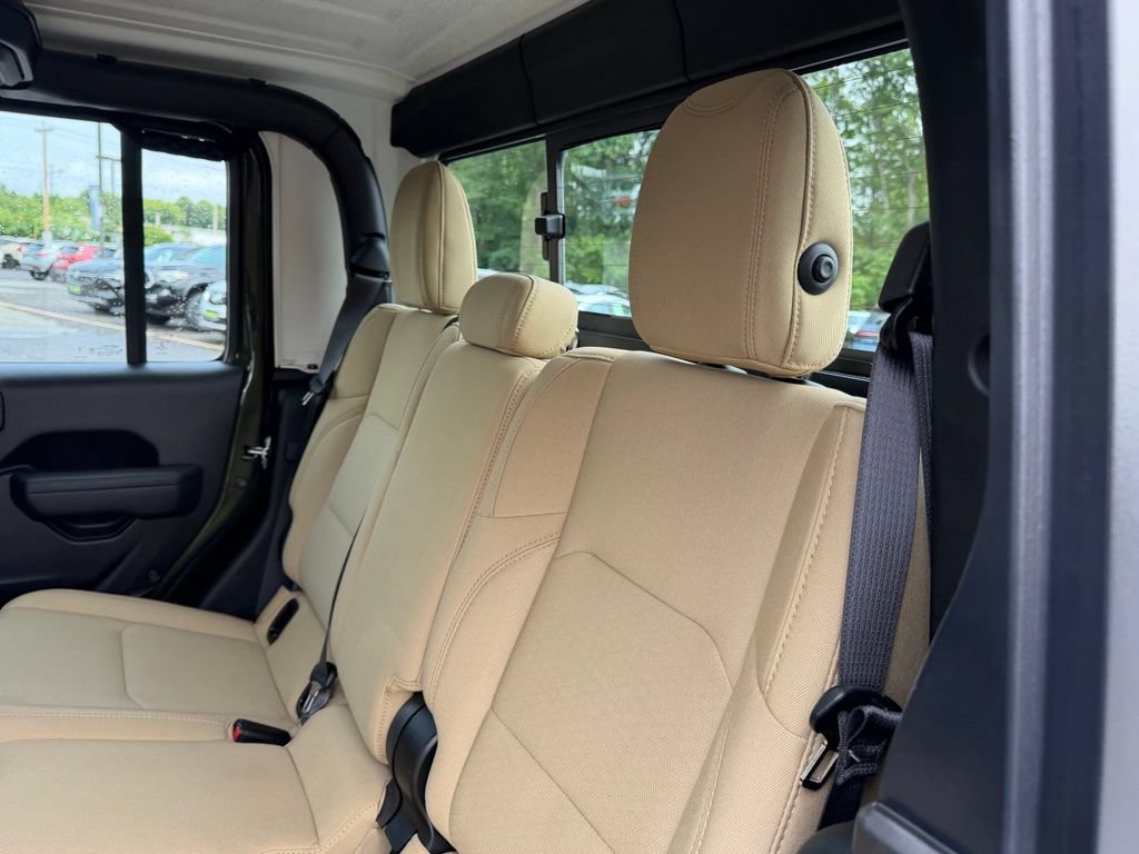 Used 2023 Jeep Gladiator Sport AWD/4WD image 10