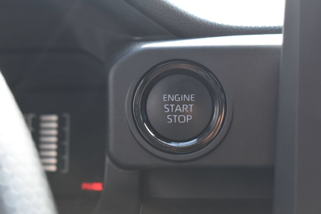 Certified 2025 Toyota Tacoma SR5 AWD/4WD image 11