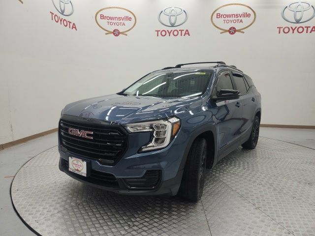 Used 2024 GMC Terrain SLE w/ Driver Convenience Package FWD image 2