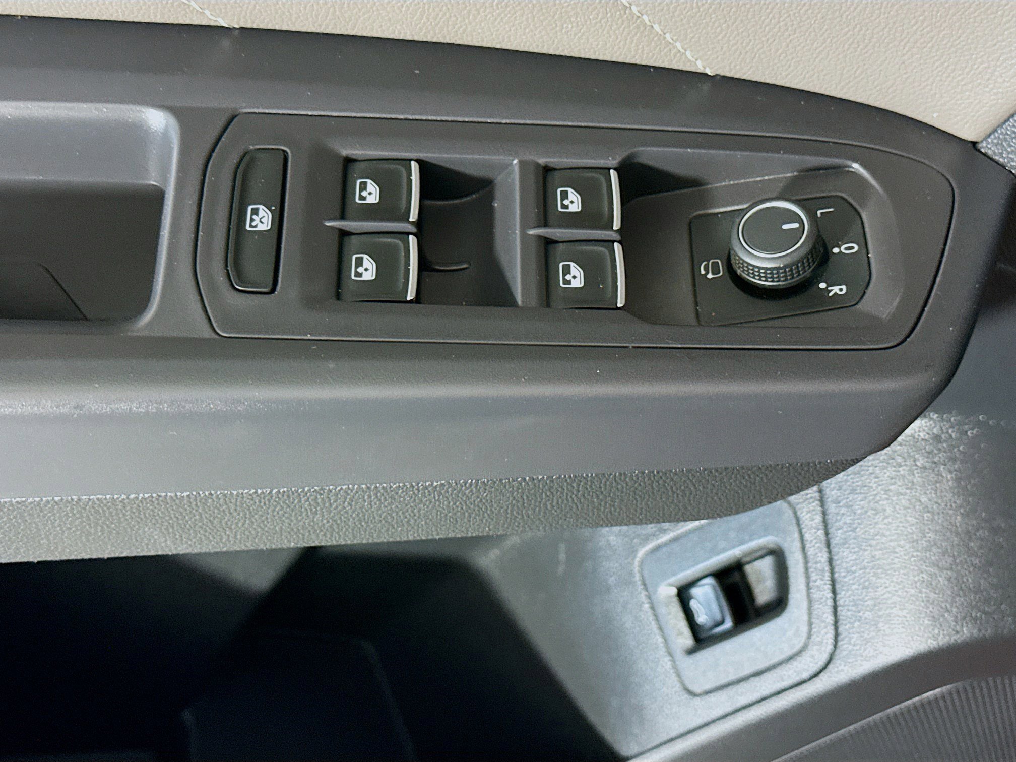 Used 2021 Volkswagen Atlas SEL Premium image 24