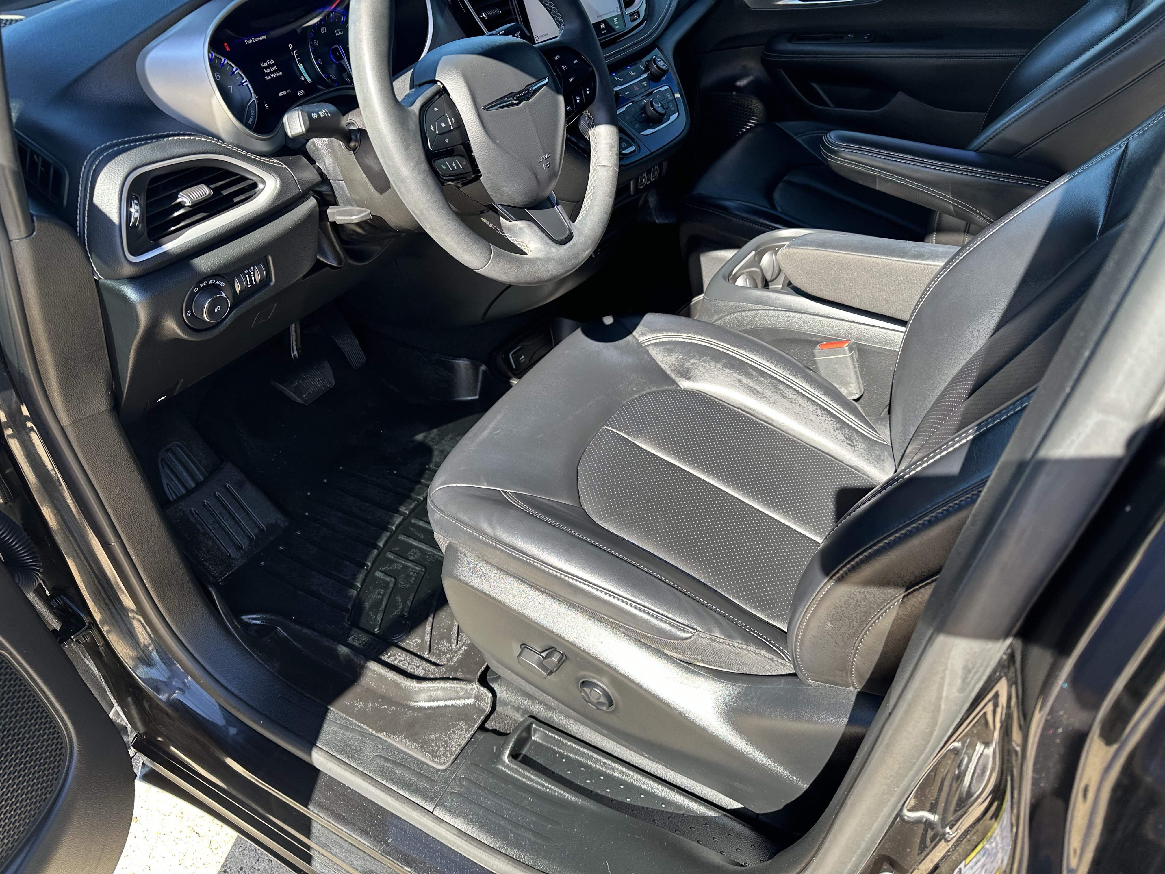 Used 2023 Chrysler Pacifica Touring-L w/ S Appearance Package FWD image 7