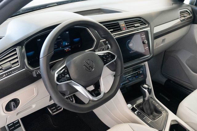 Used 2022 Volkswagen Tiguan SE R-Line image 3