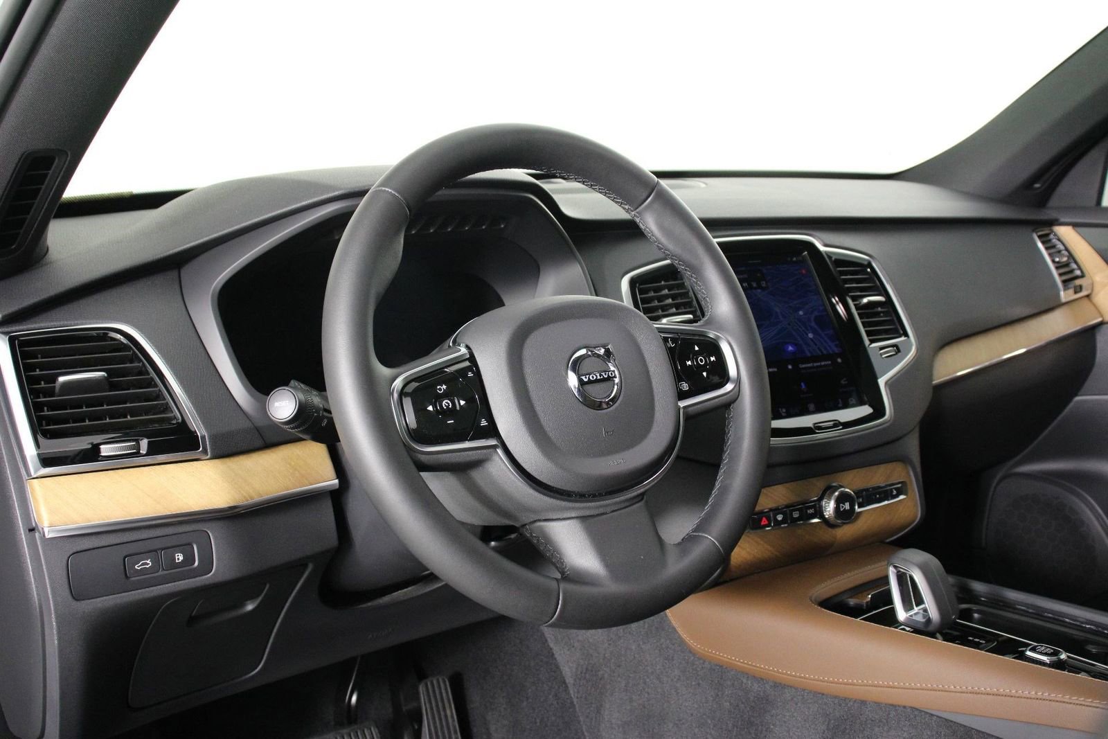 Certified 2024 Volvo XC90 T8 Plus AWD/4WD image 14