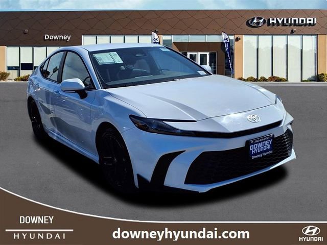 Used 2025 Toyota Camry SE image 3