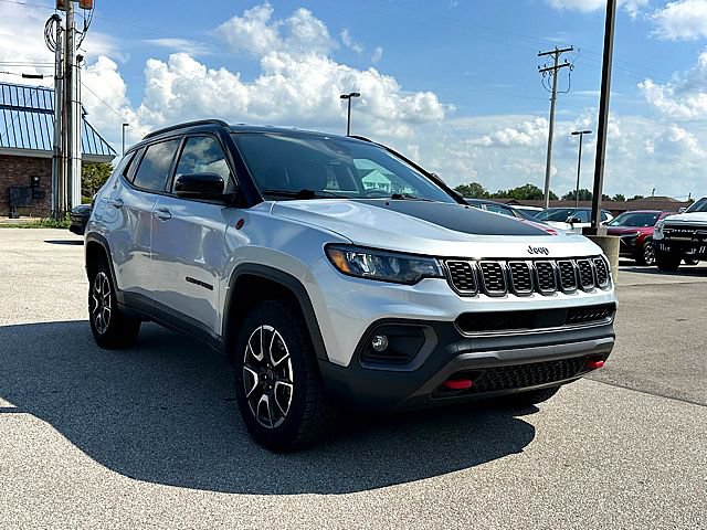 Used 2025 Jeep Compass Trailhawk AWD/4WD image 6