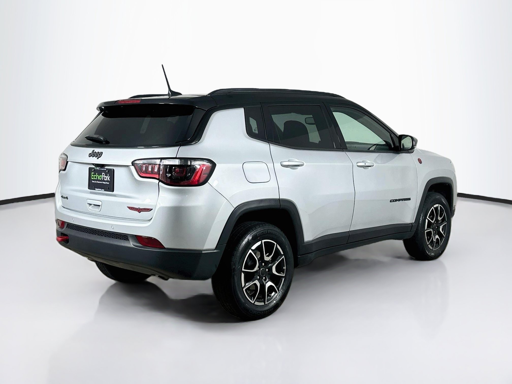 Used 2025 Jeep Compass Trailhawk AWD/4WD image 9