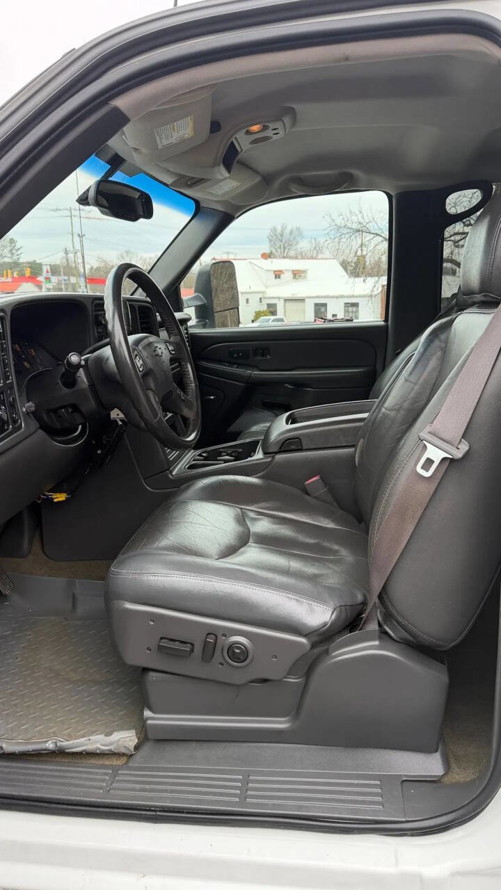 Used 2005 Chevrolet Silverado 2500 LT w/ Heavy-Duty Power Package image 15