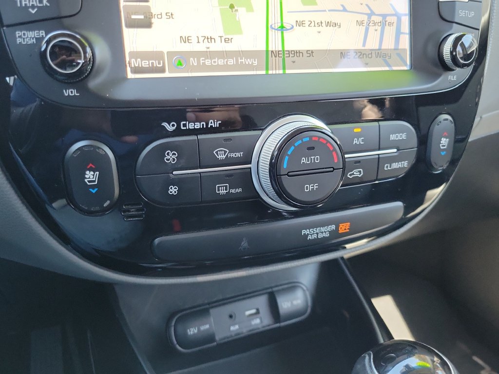 Used 2017 Kia Soul + w/ Primo Package FWD image 29