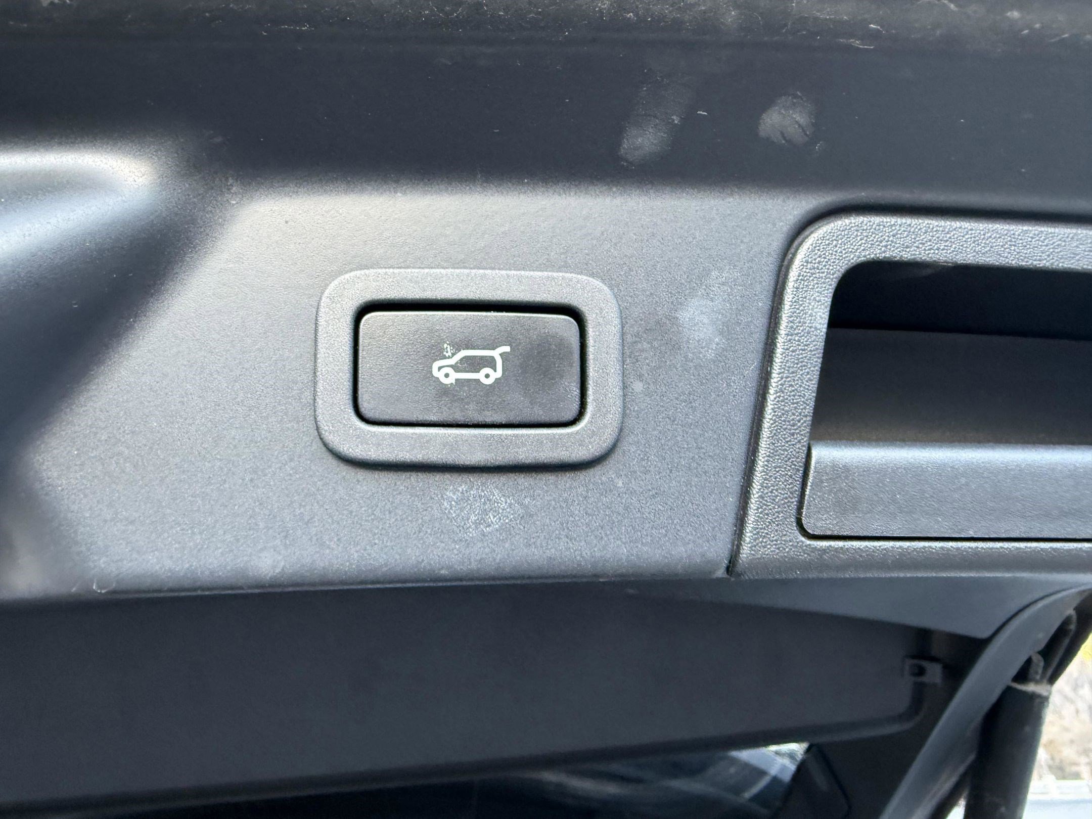 Used 2020 Land Rover Range Rover Velar R-Dynamic S image 18